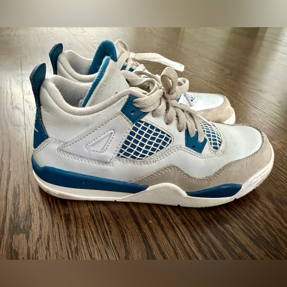 Air Jordan 4 Retro. Kids Size 2.